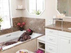Негритянка дрочит свой вареник лежа в горячей ванной